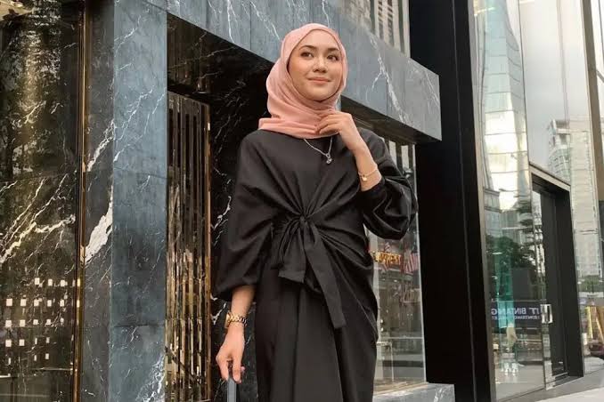 Padukan Gamis Hitam dengan Jilbab Warna Ini untuk Tampilan Sempurna